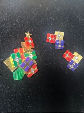 Avon vintage - Festive Gift Stack Brooch and Earrings Set - Multicolor Enamel
